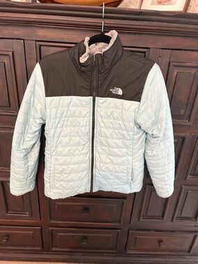 The North Face Girls Reversible Mossbud Swirl Jacket in Windmill Blue